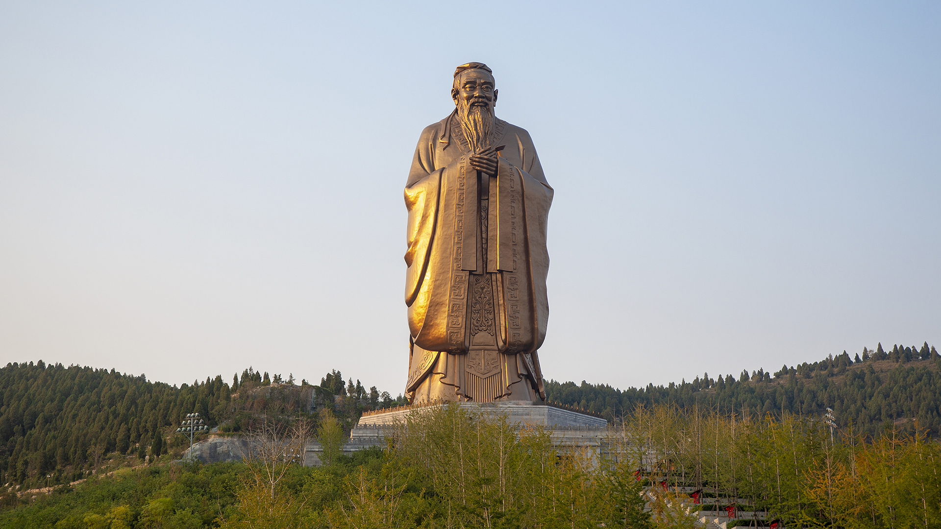 Представители дипмиссий различных государств посещают Храм Конфуция в ...