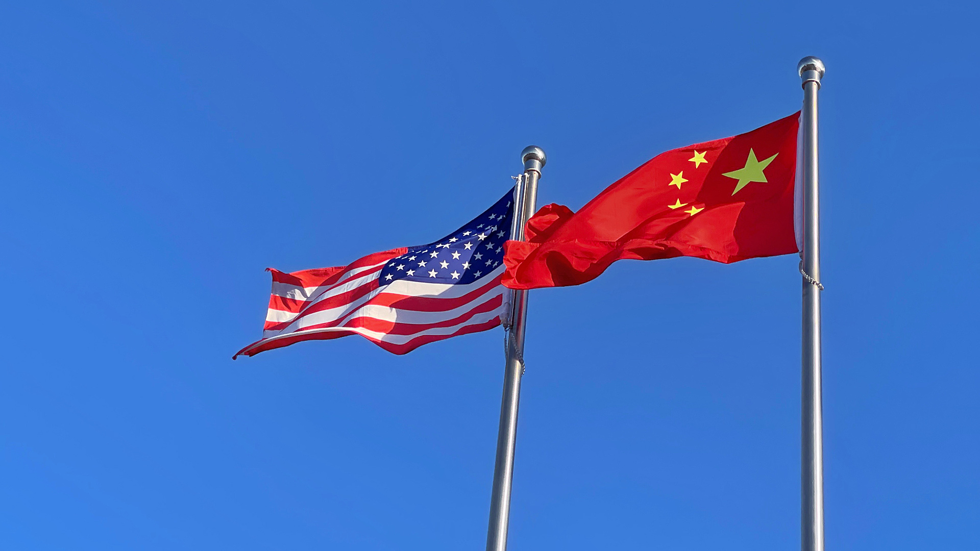 Глава МИД КНР Ван И призвал руководство США прекратить попытки сдержать ...