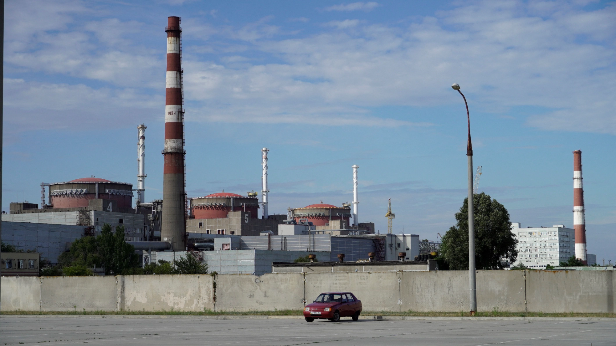 Что происходит на запорожской аэс. Атомная АЭС Энергодар. Запорожская атомная станция. Вид на Запорожскую АЭС. Запорожская АЭС С высоты.