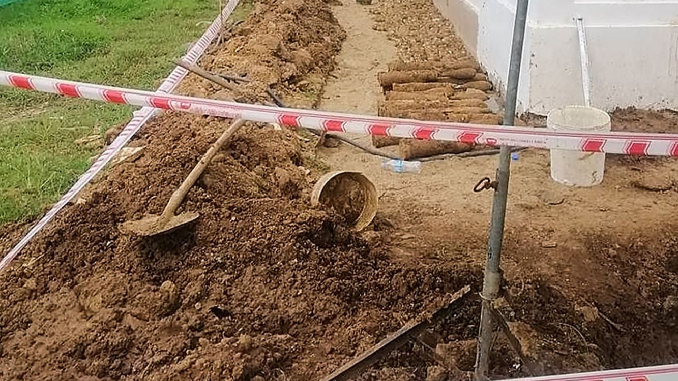 В школьном саду на северо-востоке Камбоджи нашли больше двух тысяч ...