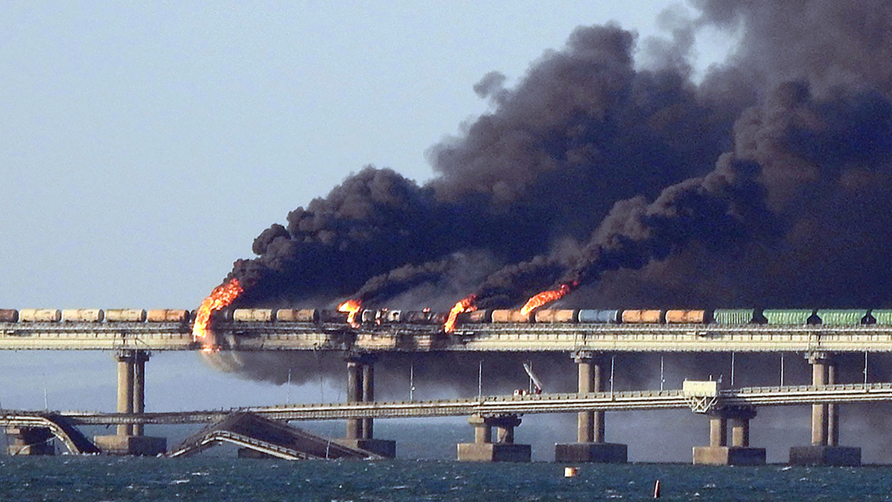 Взрыв Крымского моста. Взрыв Крымского моста 2022 8 октября. Крымский мост взорвали 2022 8 октября. Взрыв на Крымском мосту 2022.