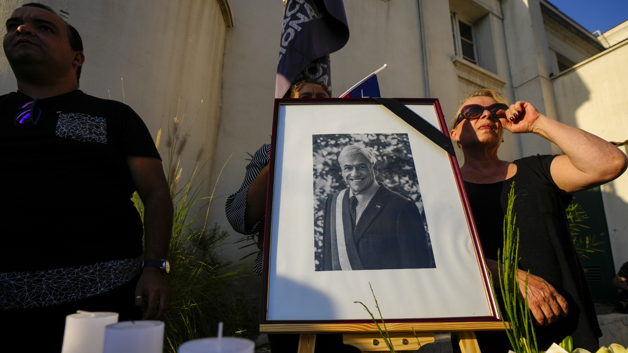 Аффект эмоция. Объятия с психологом. Эмоциональное сопереживание. Сочувствие эмоция. Подруги плачут.